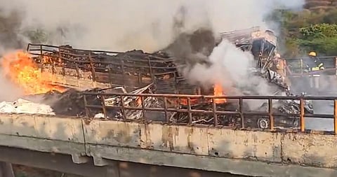 தொப்பூர் கணவாய் பகுதியில் நேற்று நேரிட்ட விபத்தில் தீப்பற்றி எரியும் வாகனங்கள்.