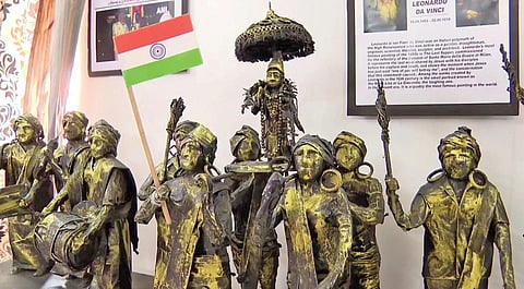 மாணவர்கள் உருவாக்கிய கலைப் பொருட்கள்.