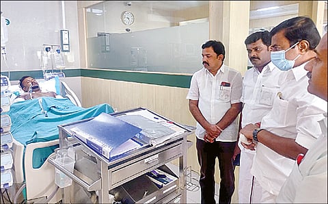 கோவையில் தனியார் மருத்துவமனையில் சிகிச்சை பெற்றுவரும் நேசபிரபுவுக்கு ஆறுதல் தெரிவித்த தமிழக செய்தித் துறை அமைச்சர் மு.பெ.சாமிநாதன் உள்ளிட்டோர்.