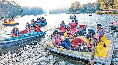 தொடர் விடுமுறையை முன்னிட்டு கொடைக்கானலில் குவிந்த சுற்றுலா பயணிகள்