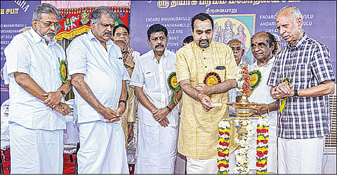 திருவையாறில் நேற்று தியாகராஜரின் 177-வது ஆண்டு ஆராதனை விழாவை குத்துவிளக்கேற்றி தொடங்கிவைத்த சிட்டி யூனியன் வங்கி தலைவர் என்.காமகோடி. உடன், தியாகப்  பிரம்ம சபா தலைவர் ஜி.கே.வாசன் உள்ளிட்டோர். படம்: ஆர்.வெங்கடேஷ்