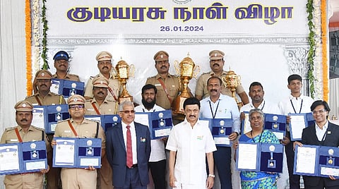 சென்னையில் நடந்த குடியரசு தின விழாவில் பல்வேறு விருதுகள், பதக்கங்கள் பெற்றவர்கள் முதல்வர் ஸ்டாலினுடன் குழு புகைப்படம் எடுத்துக் கொண்டனர். அருகில் தலைமைச் செயலர் சிவ்தாஸ் மீனா.