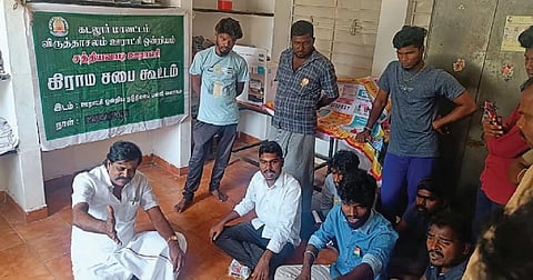 விருத்தாசலம் அடுத்த சத்தியவாடி ஊராட்சியில் நடந்த கிராம சபைக் கூட்டத்தில், வார்டு உறுப்பினர்கள், ஊராட்சி செயலர் இல்லாமல்  பங்கேற்ற ஊராட்சி தலைவரிடம் வாக்குவாதம் செய்யும் கிராம இளைஞர்கள்.