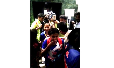 லிப்டில் சிக்கிய மேற்குவங்க கால்பந்து வீராங்கனைகள் மீட்பு @ சென்னை