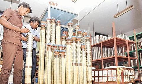 கோவை பம்ப்செட் நிறுவனத்தில் பணியில் ஈடுபட்டுள்ள ஊழியர்கள்.(கோப்பு படம்)