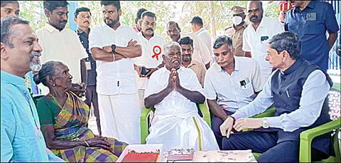 நாகை மாவட்டம்  கீழ்வெண்மணியைச் சேர்ந்த தியாகி பழனிவேலை நேற்று சந்தித்துப் பேசிய தமிழக ஆளுநர் ஆர்.என்.ரவி.