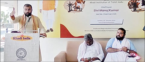 ராமேசுவரத்தில் நடைபெற்ற நிகழ்ச்சியில் பேசிய தேசிய காதி மற்றும் கிராமத் தொழில்கள்  ஆணையத்  தலைவர் மனோஜ்குமார்.