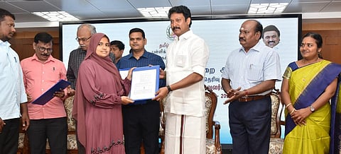 மதுரையில் கலைஞர் நூற்றாண்டு நூலகத்தில் நடந்த 33 நேரடி நியமன வட்டாரக்கல்வி அலுவலர்களுக்கு பணி நியமனம் ஆணை வழங்கும் விழாவில் அமைச்சர் அன்பில் மகேஸ் பொய்யாமொழி. படம்: எஸ்.கிருஷ்ணமூர்த்தி.