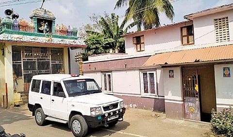 சேத்தியாத்தோப்பில் மூதாட்டிக்கு மயக்க மருந்து கொடுத்து நகை மற்றும் பீரோவை உடைத்து கொள்ளையடிக்கப்பட்ட வீடு.