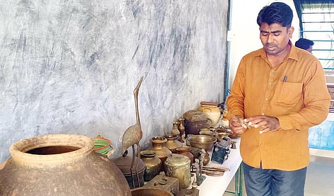 புதுக்கோட்டையைச் சேர்ந்த தொல்லியல் ஆர்வலர் சு.பீர்முகமது சேர்த்து வைத்துள்ள பழைய பொருட்கள்.