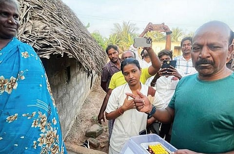 பாலக்கொல்லை கிராமத்தில் மாரடைப்பு தடுப்பு மாத்திரை பயன்படுத்திய பயனாளியிடம் மாத்திரையின் பயன்பாடு குறித்து அமைச்சர் மா.சுப்பிரமணியன் விசாரித்தார்.