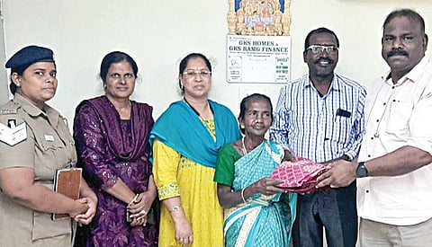 சுய நினைவின்றி சாலையில் சுற்றித் திரிந்த திருவாரூரைச் சேர்ந்த மூதாட்டியை சென்னை காவல்துறையின் காவல் கரங்கள் மூலம் மீட்டு, அவரது மகனிடம் ஒப்படைத்த காவல் ஆய்வாளர் மேரிராஜூ மற்றும் போலீஸார்.