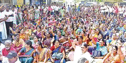 ‘ஜாக்டோ’, ‘ஜியோ’ ஊழியர் சங்கங்கள் சார்பில், பல்வேறு கோரிக்கைகளை வலியுறுத்தி கோவை மாவட்ட ஆட்சியர் அலுவலகம் முன் நேற்று மறியல் போராட்டம் நடந்தது. படம்: ஜெ.மனோகரன்