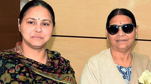 மிசா பாரதியுடன் அவரது தாயார் ராப்ரி தேவி.