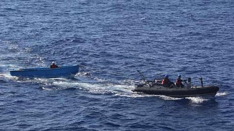 சோமாலிய கடற்கொள்ளையர்களிடம் இருந்து 19 பாகிஸ்தானியர்களை மீட்ட இந்திய கடற்படை