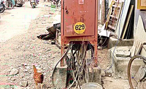 பெரம்பூர் அருந்ததி நகரில் ஆபத்தான நிலையில் இருக்கும் மின்பெட்டி.