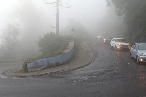 போடிமெட்டு மலைப்பாதையில் மூடுபனியின் தாக்கம் அதிகரித்துள்ளதால் கொண்டை ஊசி வளைவுகளில் முகப்புவிளக்கை எரியவிட்டபடி மெதுவாக பயணிக்கும் வாகனங்கள். இடம்:11-வது கொண்டை ஊசி வளைவு. | படம்: என்.கணேஷ்ராஜ்.