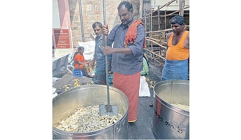 பழநி தண்டாயுதபாணி சுவாமி கோயிலுக்கு வரும் பாதயாத்திரை பக்தர்களுக்கு வழங்கு வதற்காக பஞ்சாமிர்தம் தயார் செய்யும் பணியில் ஈடுபட்ட எடப்பாடி பக்தர்கள்.