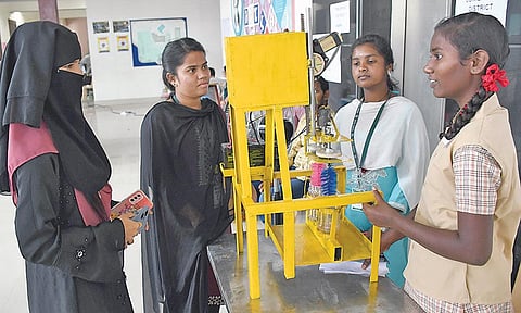 கோவையில் நடைபெற்ற அறிவியல் போட்டியில் பாட்டில்களை சுத்தம் செய்யும் இயந்திரத்தின் செயல்முறை குறித்து விளக்கிய பள்ளி மாணவி. | படங்கள்: ஜெ.மனோகரன் |