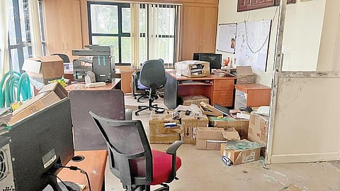 நாங்குநேரி சிறப்பு பொருளாதார மண்டலத்தினுள் செயல்படும் நிறுவனத்தில் திருட்டு நடைபெற்ற பகுதி.
(வலது)