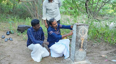 கீழப்பிடாவூர் ஊருணி பகுதியில் கண்டெடுக்கப்பட்ட 13-ம் நூற்றாண்டு சமணப் பள்ளி நிலதானக் கல்வெட்டு.