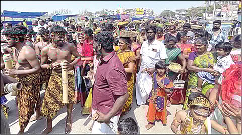 பழநி மலைக் கோயிலில் வள்ளிக்கு பிறந்த வீட்டு சீதனம் கொண்டுவந்த குறவர் இன மக்கள்.