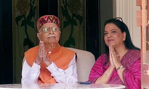 டெல்லியில் நேற்று செய்தியாளர்களை சந்தித்த எல்.கே.அத்வானி. உடன் அவரது மகள் பிரதிபா.