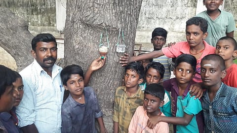 நெகிழி குடுவைகவைகளில் பல்லுயிர்களுக்கு தண்ணீர், தானியம்: விழிப்புணர்வு ஏற்படுத்தும் மதுரை இளைஞர் 