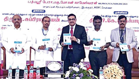 சென்னை அரசு ஸ்டான்லி மருத்துவக் கல்லூரி மருத்துவமனையில் நேற்று நடந்த மாநாட்டில் கபால அடித்தள அறுவை சிகிச்சை விளக்க புத்தகம் வெளியிடப்பட்டது. புத்தகத்துடன் மருத்துவமனை டீன் பாலாஜி, மெட்ராஸ் காது, மூக்கு, தொண்டை (இஎன்டி) ஆராய்ச்சி நிறுவனத்தின் இயக்குநரும், தலைமை மருத்துவருமான மோகன் காமேஸ்வரன் மற்றும் மருத்துவர்கள்.