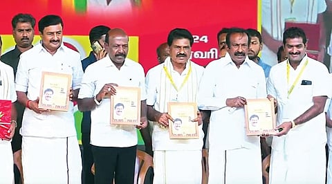 பெருந்துறையில் நேற்று நடைபெற்ற கொமதேக மாநாட்டில் அமைச்சர் சு.முத்துசாமி மாநாட்டு மலரை வெளியிட்டார். உடன், அமைச்சர்கள்  மா.சுப்பிரமணியன், மு.பெ.சாமிநாதன், கொமதேக மாநில பொதுச் செயலாளர் ஈ.ஆர்.ஈஸ்வரன் உள்ளிட்டோர்.