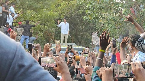 கட்சி தொடங்கிய பிறகு, நடிகர் விஜய் படப்பிடிப்புக்காக புதுச்சேரி ஏஎஃப்டி திடலுக்கு நேற்று வந்தார். அவரை பார்க்க புதுச்சேரி - கடலூர் சாலையில் ஏராளமான ரசிகர்கள் குவிந்தனர். கூட்டம் அதிகரித்ததால், வேன் மீது ஏறி நின்று, ரசிகர்களை நோக்கி உற்சாகத்துடன் கையசைத்த விஜய். படம்: செ.ஞானபிரகாஷ்