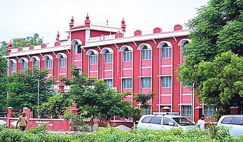 ‘அய்யா... கொஞ்சம் உட்கார இருக்கை கொடுங்க, ப்ளீஸ்!’ - கெஞ்சும் வழக்காடிகள்... கண்டுகொள்ளாத நீதித்துறை!