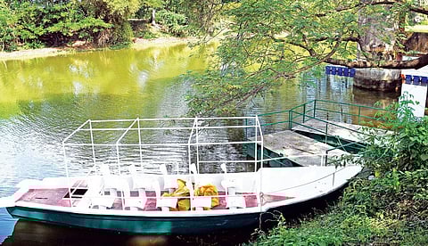 ஊசுட்டேரியில் தடுப்பு வேலியை வெட்டி, அமைக்கப்பட்ட படகு குழாமில்  நிறுத்தப்பட்டுள்ள படகு.  | படங்கள்: எம்.சாம்ராஜ்