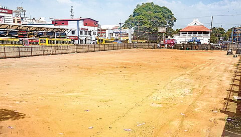 தஞ்சாவூர் பழைய பேருந்து நிலையம் அருகே புதிதாக அமைக்கப்பட்டுள்ள இருசக்கர மற்றும் நான்கு சக்கர வாகன கட்டண நிறுத்துமிடம்.  | படம்: ஆர்.வெங்கடேஷ்