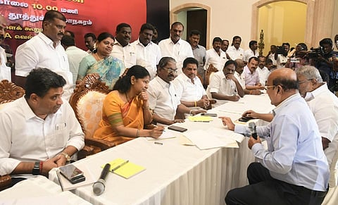 கனிமொழி எம்பி தலைமையிலான திமுக தேர்தல் அறிக்கை தயாரிப்பு குழுவினரிடம் தூத்துக்குடியில் பல்வேறு தரப்பை சேர்ந்த மக்கள் ஆர்வமுடன் கோரிக்கை மனுக்களை அளித்தனர். உடன் அமைச்சர்கள் கீதாஜீவன், அனிதா ராதாகிருஷ்ணன் உள்ளிட்டோர். | படம்: என்.ராஜேஷ்