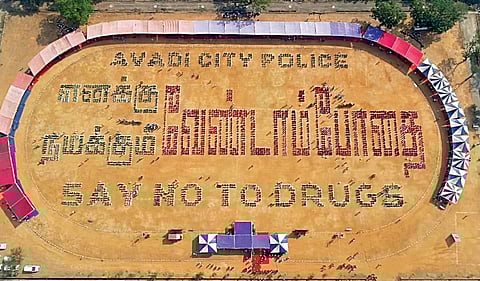 ஆவடி காவல் ஆணையரக ஆயுதப்படை மைதானத்தில் நேற்று  பள்ளி மாணவ - மாணவிகள் 3,397 பேர் ‘எனக்கு வேண்டாம் போதை  நமக்கும் வேண்டாம் போதை' என்ற விழிப்புணர்வு வாசகத்தை உருவாக்கி உலக சாதனை புரிந்தனர்.