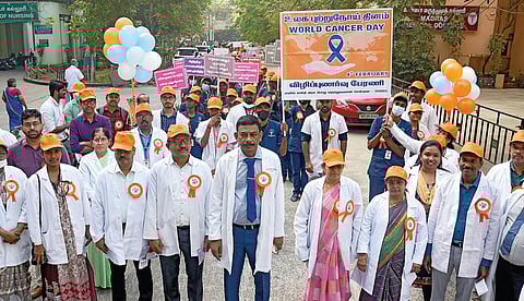 சென்னை ராஜீவ் காந்தி அரசு மருத்துவமனையில் புற்றுநோய் தினத்தையொ ட்டி, விழிப்புணர்வு பேரணி நேற்று நடந்தது. இதில், மருத்துவமனையின் டீன் தேரணிராஜன், மருத்துவர்கள் மற்றும் மருத்துவ மாணவ, மாணவிகள் உள்ளிட்டோர் பங்கேற்றனர். 
| படம்: எஸ்.சத்தியசீலன் |