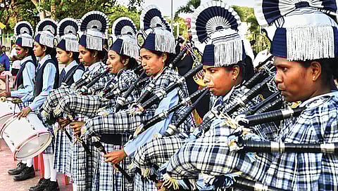 மெரினா கடற்கரையில் இன்னிசையால் மக்களை மகிழ்விக்கும் பெண் காவலர்கள். படம்:எஸ்.சத்தியசீலன்