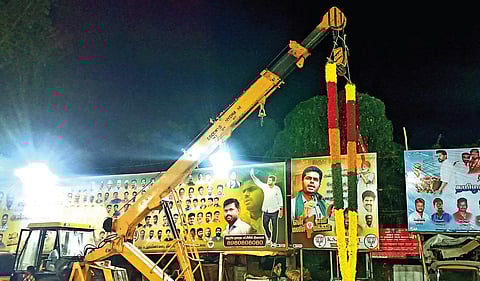 தேவிகாபுரத்தில் பாஜக தலைவர் அண்ணாமலையை வரவேற்க ‘பொக்லைன்’ இயந்திரத்தில் கொண்டு வரப்பட்டிருந்த ராட்சத மாலை.