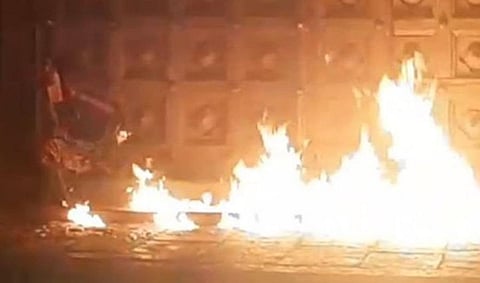 கபாலீஸ்வரர் கோயில் நுழைவாயில் அருகே தீ வைப்பு: குற்றவாளிகளை கண்டுபிடிக்க போலீஸார் தீவிரம்