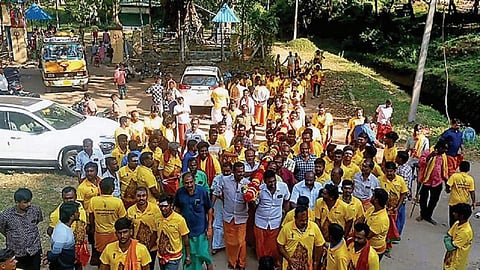 மாசாணியம்மன் கோயில் குண்டம் விழாவுக்காக 85 அடி உயர கொடிமரம்