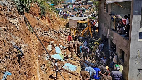 உதகை அருகே லவ்டேல் பகுதியில் நேற்று நேரிட்ட விபத்தில் இடிபாடுகளில் சிக்கியவர்களை மீட்கும் பணியில் ஈடுபட்ட போலீஸார் மற்றும் மீட்புக் குழுவினர்.