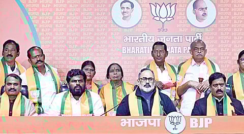 பாஜகவில் ஐக்கியமான அதிமுக பிரபலங்கள்: டெல்லி நிகழ்வில் இணைந்த 16 பேர்