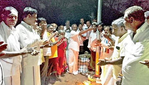 தருமபுரி மாவட்டம் நல்லம்பள்ளி ஒன்றியம் மிட்டாரெட்டி அள்ளி ஊராட்சிக்கு உட்பட்ட மின்சார வசதி இல்லாத மலைக்கிராமத்தில் அமைக்கப்பட்ட சோலார் விளக்குகளை தருமபுரி எம்எல்ஏ வெங்கடேஸ்வரன் இயக்கி வைத்தார்.