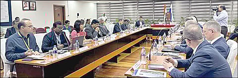 கூடங்குளம் அணுமின் நிலைய வளாகத்தில் நடைபெற்ற ஆலோசனைக் கூட்டத்தில் பங்கேற்ற இந்திய - ரஷ்ய அணுசக்தித் துறை அதிகாரிகள்.