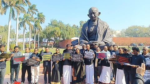 மத்திய பட்ஜெட்டில் தமிழகத்துக்கு நிதி ஒதுக்கப்படவில்லை என கண்டனம் தெரிவித்து, டெல்லி நாடாளுமன்ற வளாகத்தில் உள்ள காந்தி சிலை முன்பு திமுக கூட்டணி எம்.பி.க்கள் நேற்று கருப்பு சட்டை அணிந்து போராட்டம் நடத்தினர்.படம்: பிடிஐ