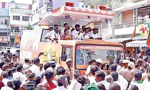 திருத்தணியில் நடைபெற்ற யாத்திரையின் முடிவில் உரையாற்றும் பாஜக மாநில தலைவர் அண்ணாமலை. 
| படம்: ம.பிரபு |