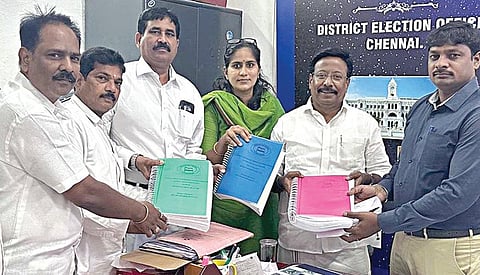 காங்கிரஸ் வாக்குச்சாவடி முகவர்கள் பட்டியலை மாவட்ட தேர்தல் அலுவலகத்தில் மாவட்ட வருவாய் அலுவலரிடம் (தேர்தல்) வழங்குகிறார் மத்திய சென்னை - கிழக்கு மாவட்ட காங்கிரஸ் தலைவர் சிவ.ராஜசேகரன்.