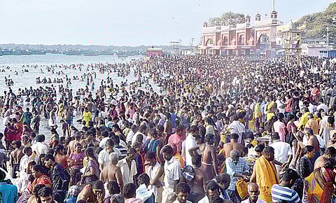 தை அமாவாசையையொட்டி ராமேசுவரம் அக்னி தீர்த்தக் கடலில் புனித நீராடிய பக்தர்கள். படம்: எல்.பாலச்சந்தர்