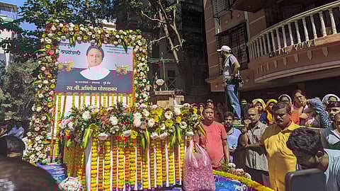 முன்விரோதம் காரணமாக உத்தவ் தாக்கரே கட்சியின் முன்னாள் எம்எல்ஏ மகன் மும்பையில் சுட்டுக் கொலை
